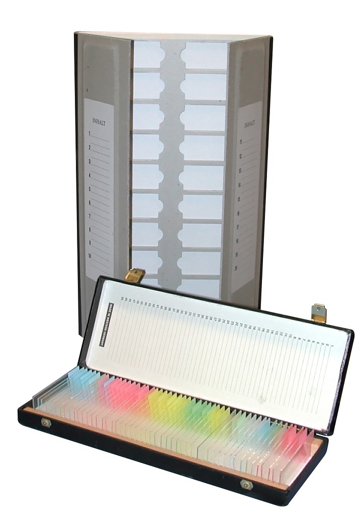 Musta muovitettu puukotelo 100 lasille